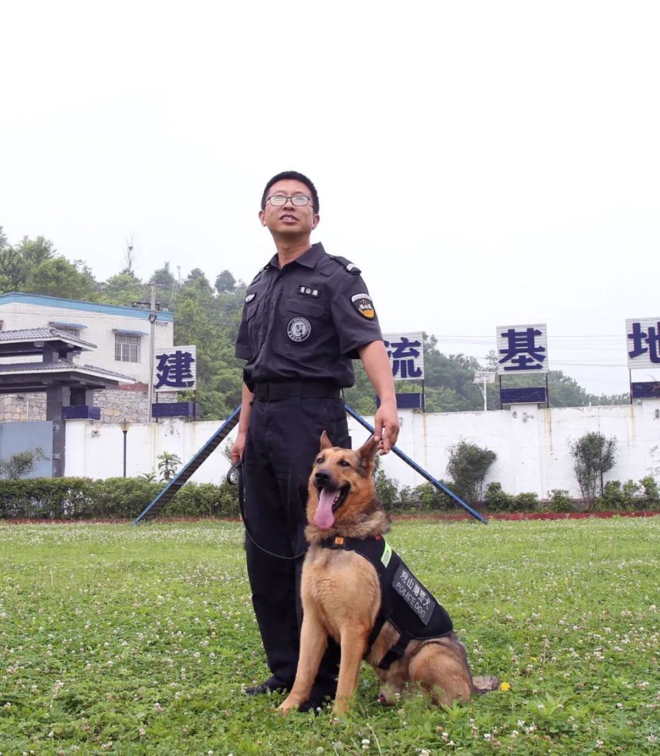 张健,贵阳市公安局观山湖分局警犬中队的一名警犬训导员,2017年