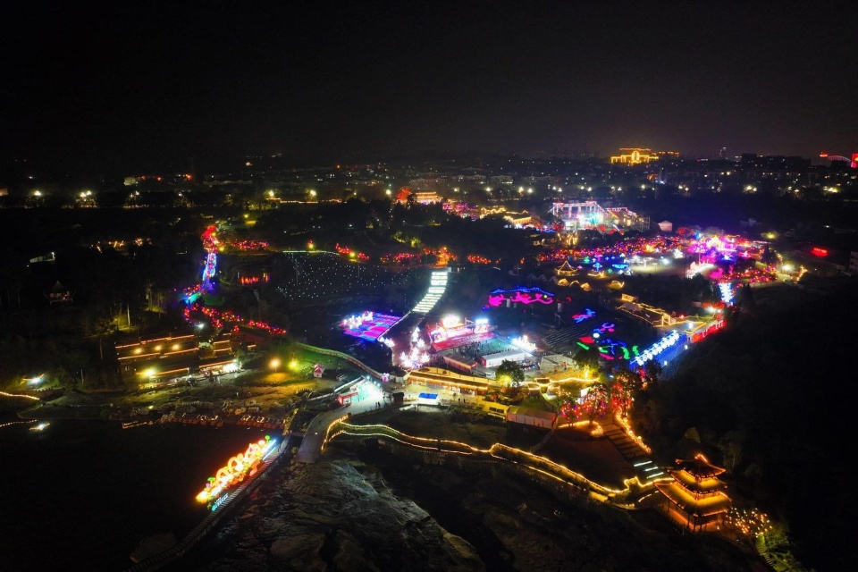 c视频万春桥瀑布霓虹映影26组彩灯点亮广安乐活城