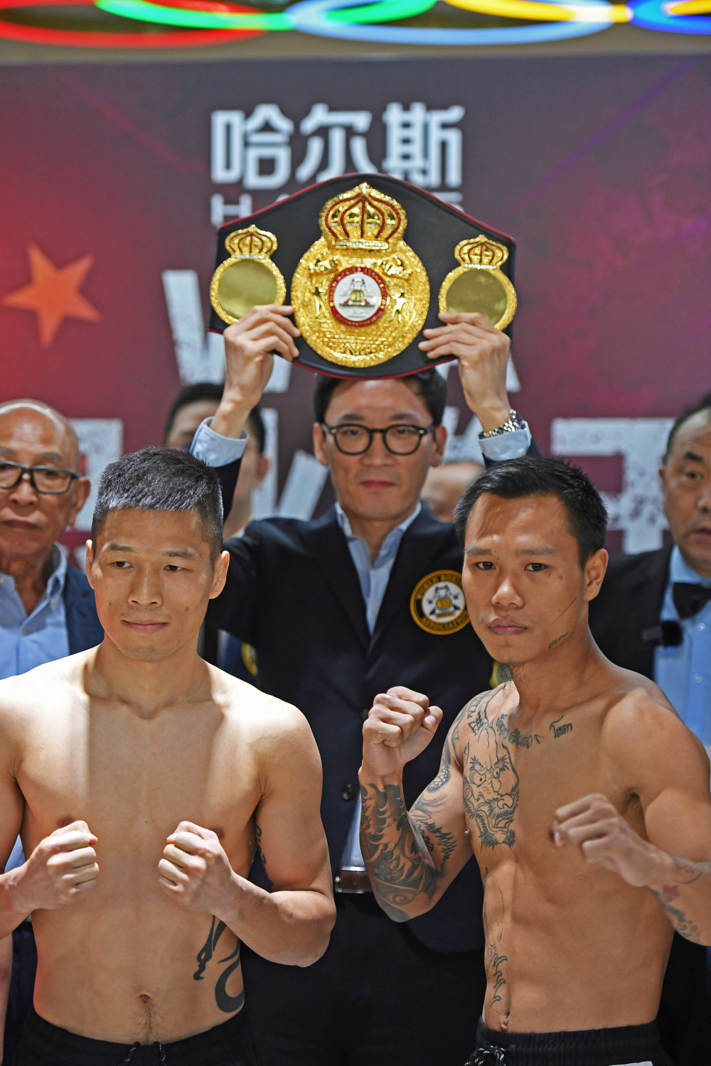 (体育)拳击——wba职业拳王争霸赛:吕斌参加称重仪式(2)