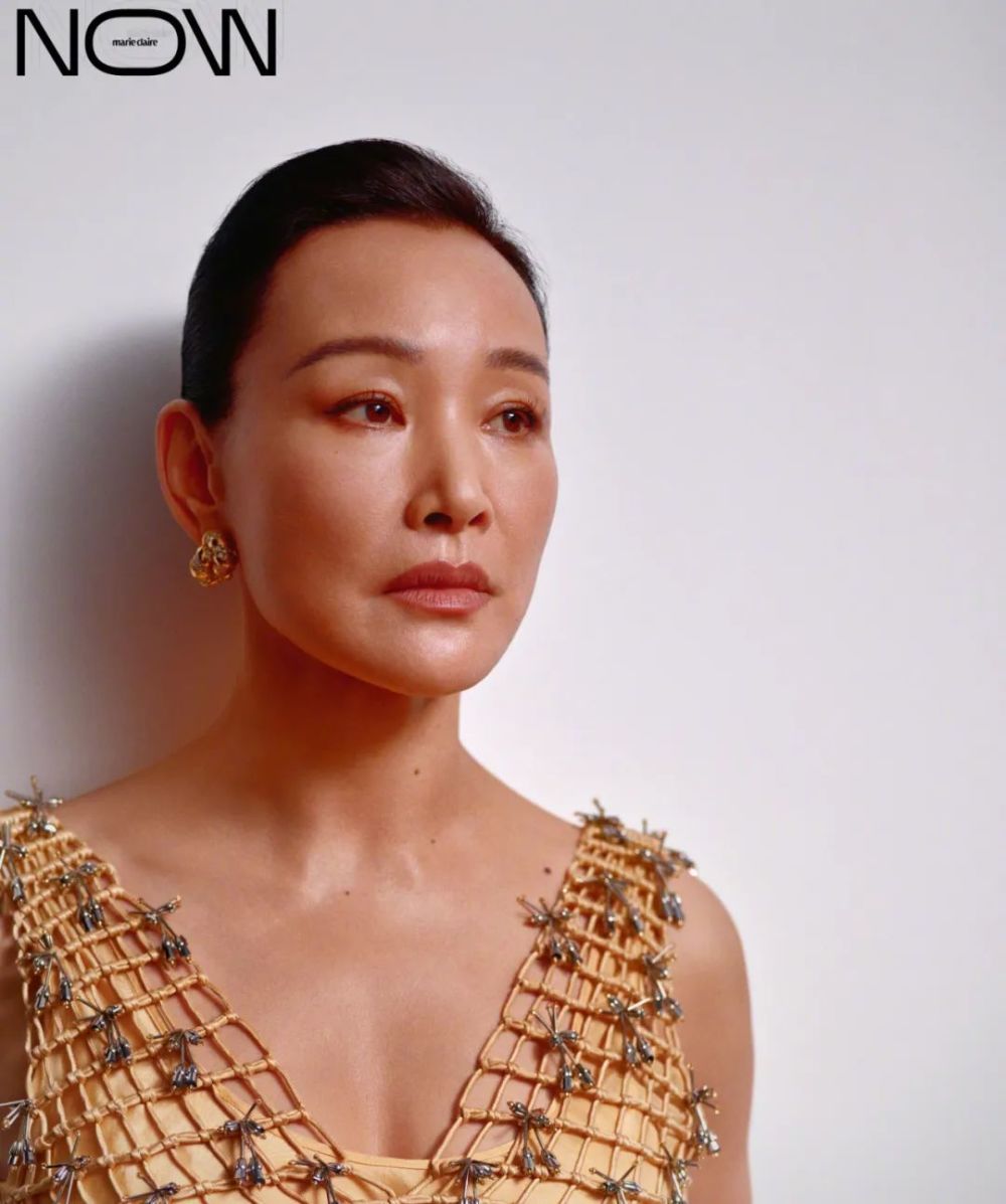 陈冲亮相时尚杂志宣传《忠犬八公》,潇洒从容展现大气之美_腾讯新闻