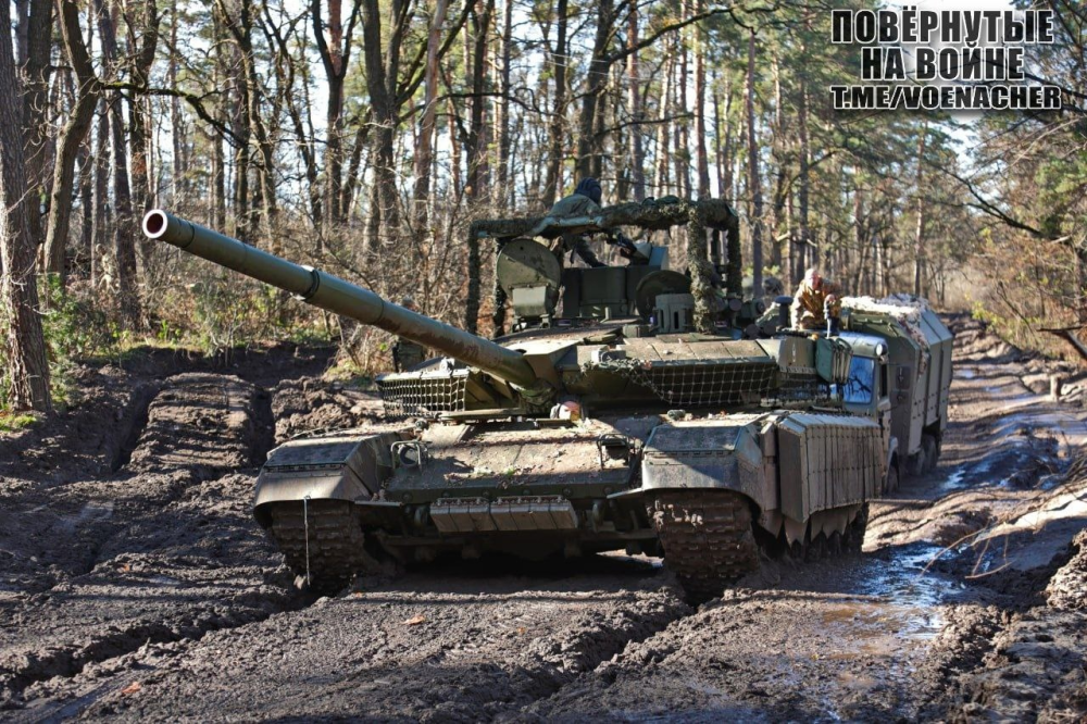 泥泞中的老虎俄军卡车深陷乌克兰泥潭t90m坦克来充当拖车