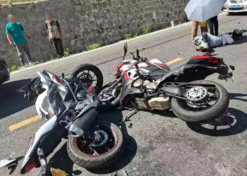 一轿车与三辆摩托车在怀长路相撞,现场惨烈!