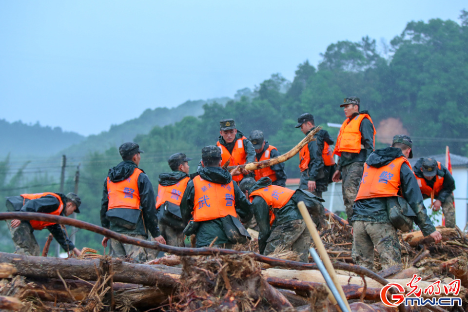 武警广东总队韶关支队300名官兵紧急投入江湾镇抗洪_