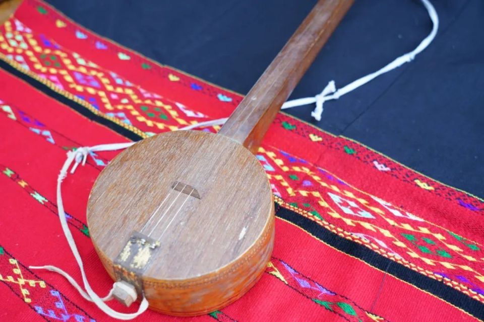 景颇族民间乐器多为木制和竹制,每一种乐器都有各自曲调,是景颇族同胞