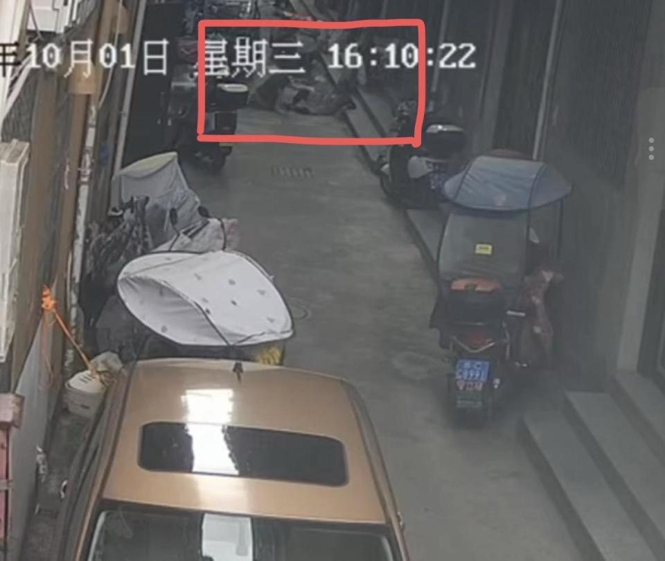 82岁老人搀扶跌倒的老太中摔倒去世一审法院：属见义勇为人受害责任纠纷