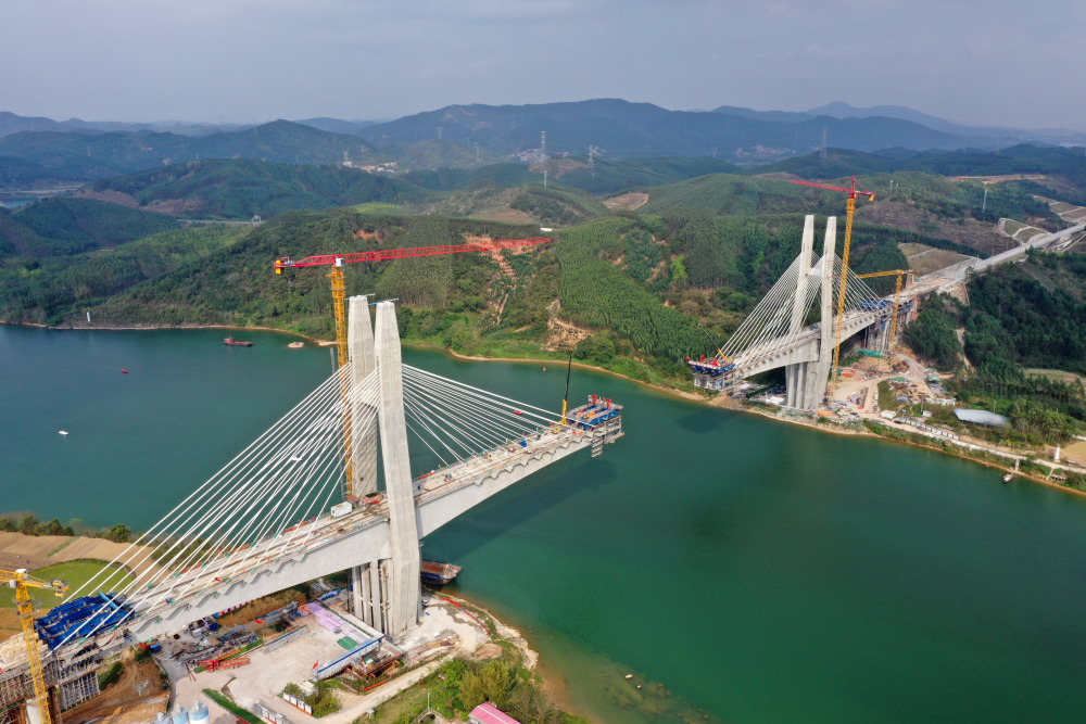 2月21日拍摄的南深高铁南玉段六律邕江特大桥建设现场(无人机照片).