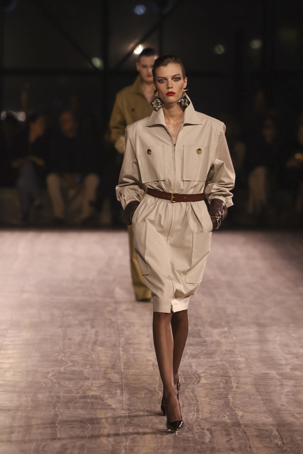 新华社/美联9月26日,模特在法国巴黎时装周上展示圣罗兰品牌的2024