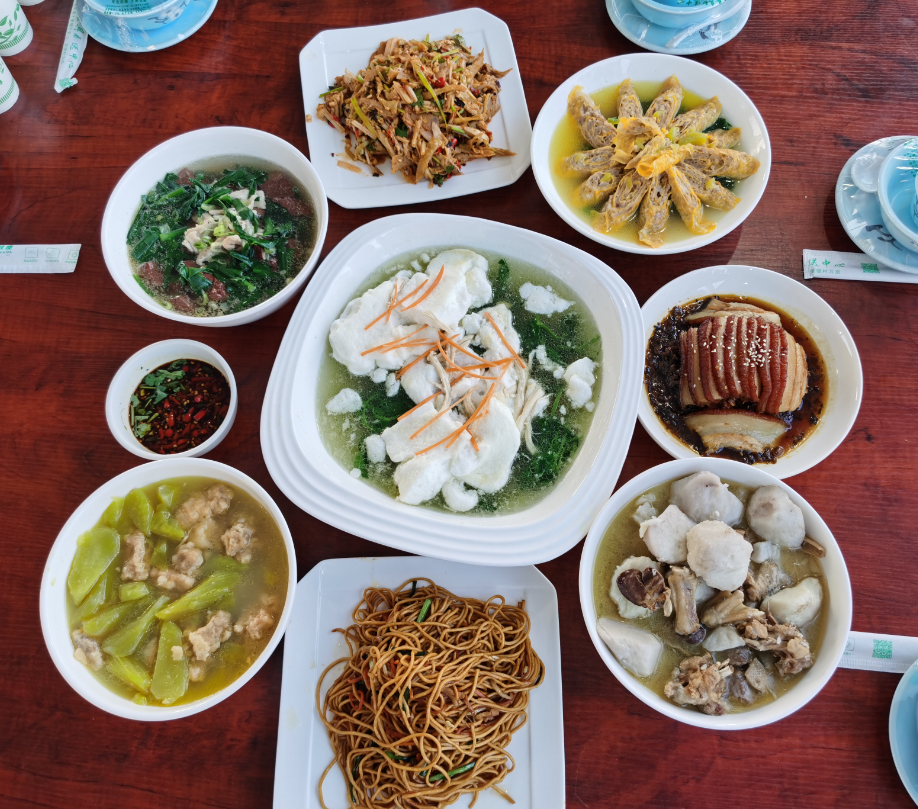 红河州有13个县市,每个县市除了拥有丰富的旅游资源外,还有很多让人