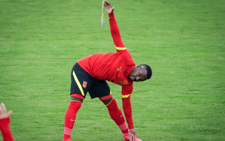 坏消息洛国富想退役阿兰解约费南多被弃国足想赢泰国又悬了