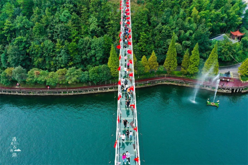 又如,长沙石燕湖景区
