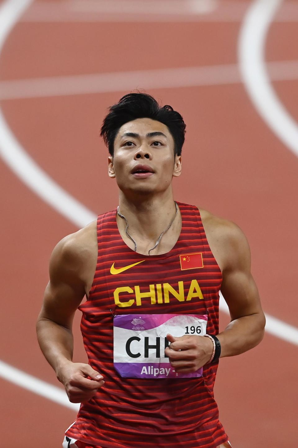 陈冠锋在起跑前做出苏炳添标志性的"撸袖子"动作,他