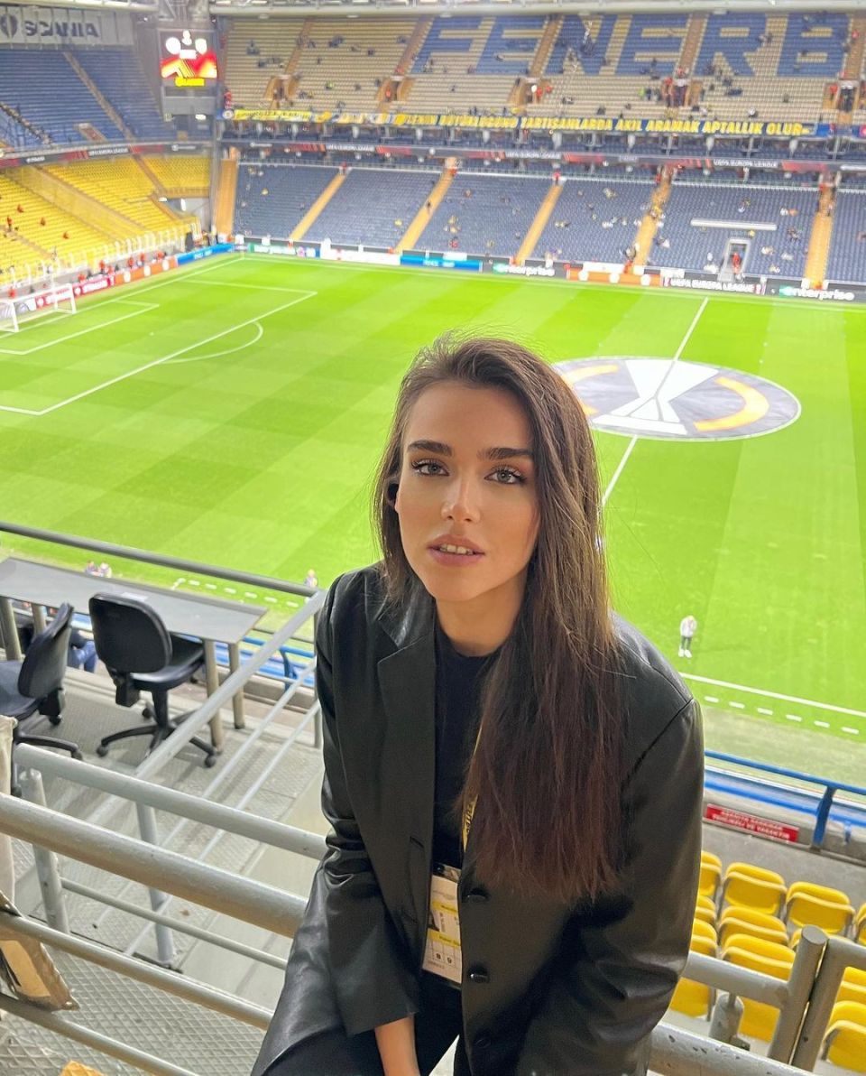 五官精致的土耳其美女记者沉醉在她的目光中