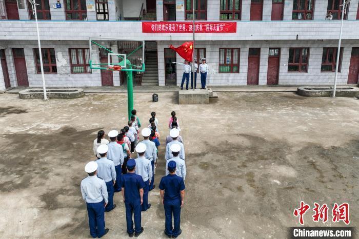 贵州贵定:消防员走进乡村学校和学生同过"六一"