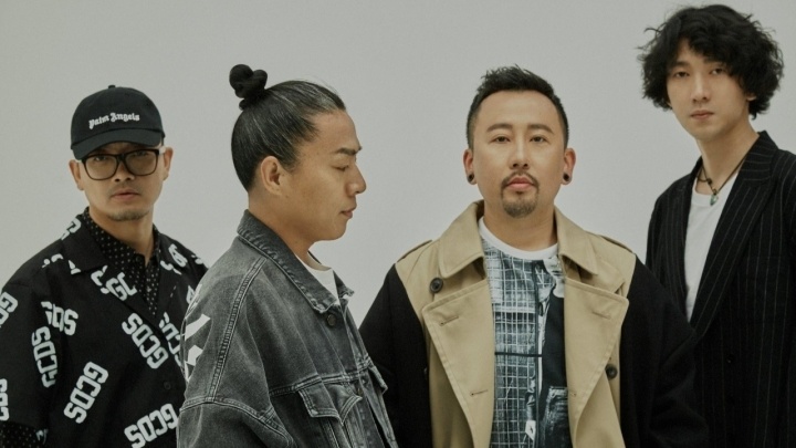 去年一次偶然的机会,在朋友的聚会上,周路莎认识了痛仰乐队主唱高虎.