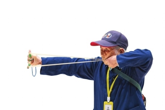 邵阳九旬奶奶的快乐你可能想象不到 持弹弓百步穿杨,去年生日连做50个