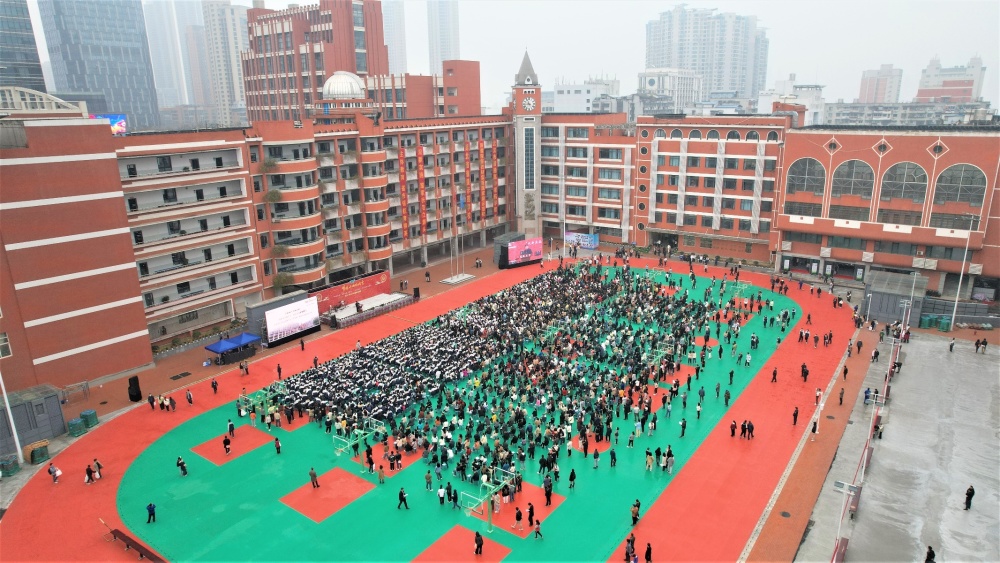 武汉二中举办校园开放日,近3000人探校,学生最关注全面发展