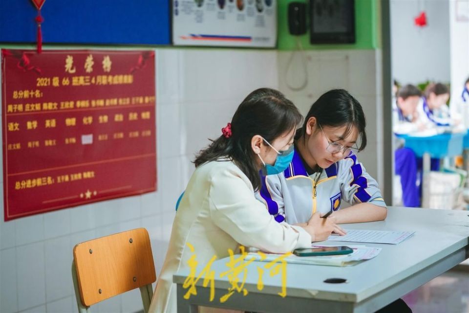 傍晚时分,山师附中教学楼内灯火通明,高三年级的学生们正值冲刺的关键