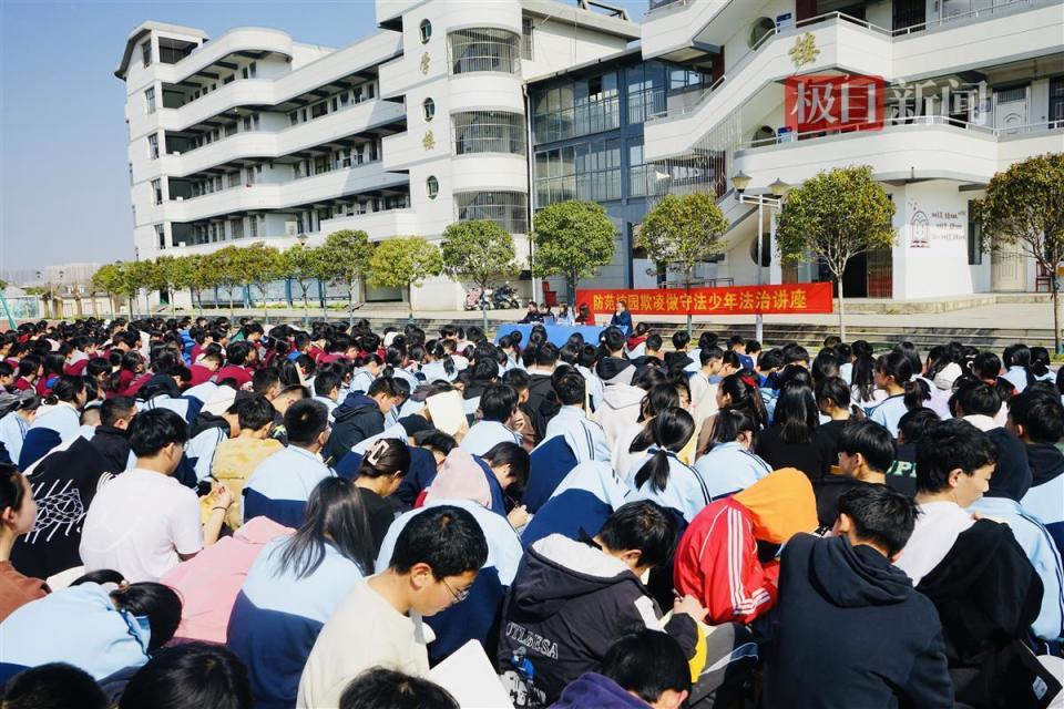 黄陂双凤中学上好校园安全法治课_腾讯新闻