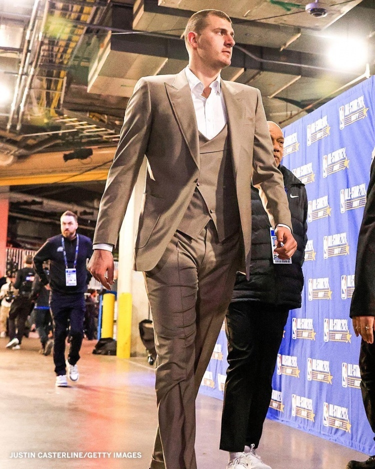 全明星各球星穿搭:欧洲双胖西装革履 kd不忘初心 哈利学院风_腾讯新闻