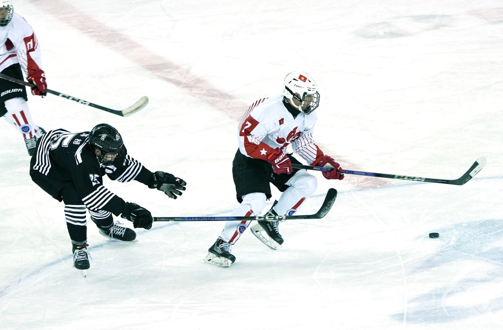 新华社记者 李欣 摄2月22日,内蒙古队球员王俊浩(中)与香港队球员王赞