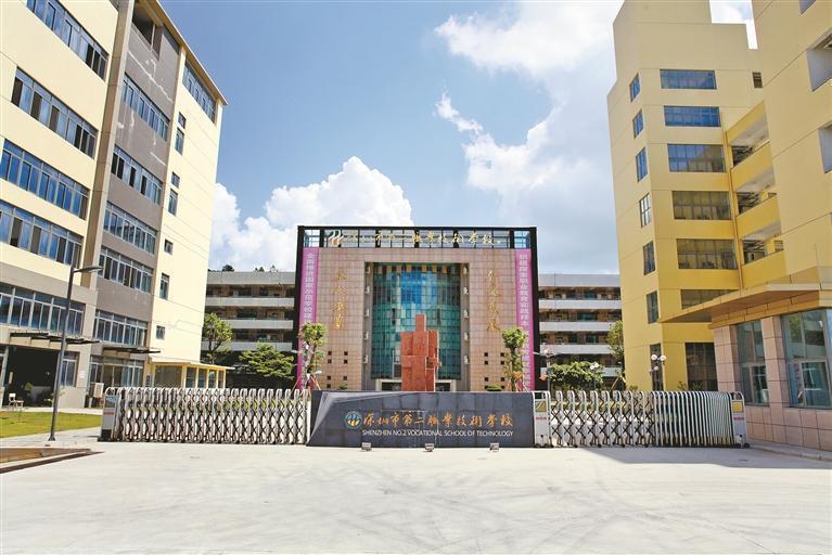 作为市直属两所中职学校之一,办学40年间,深圳二职始终秉持"立人,立业