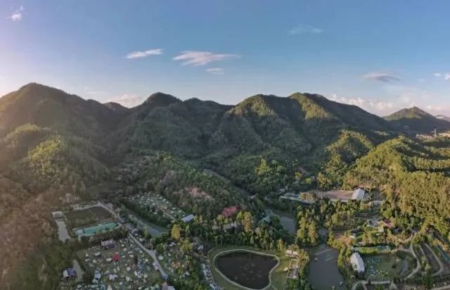 龙石村龙石村辖内齐聚国家3a级旅游景区——大尖山露营公园,徒步登山