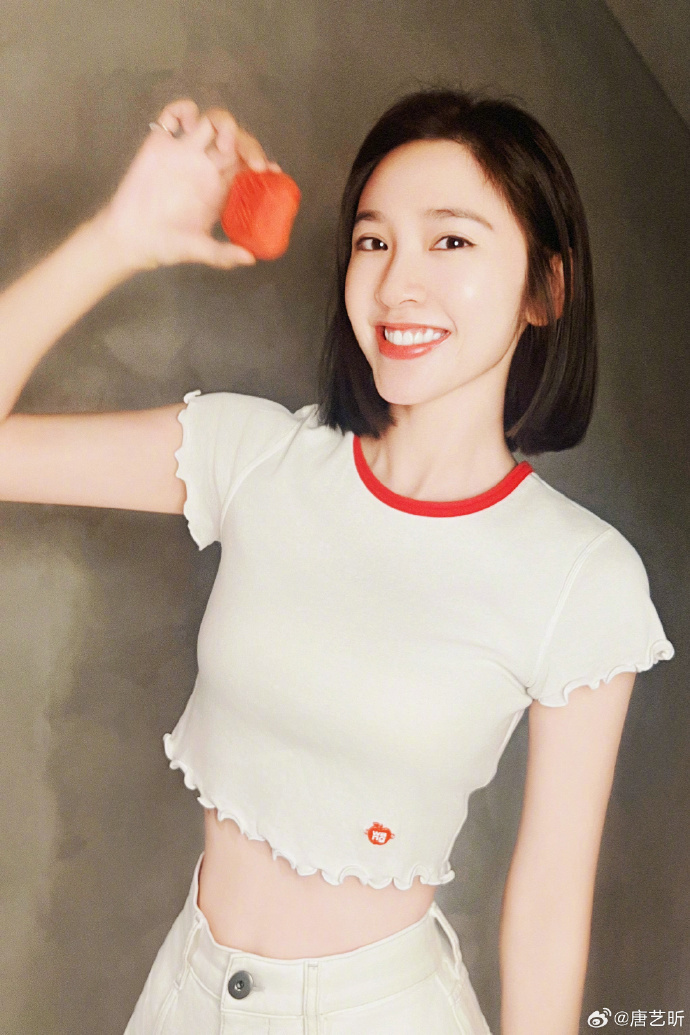 看到如今的唐艺昕也依旧如此的迷人,不管身材和颜值也始终在线,笑容更