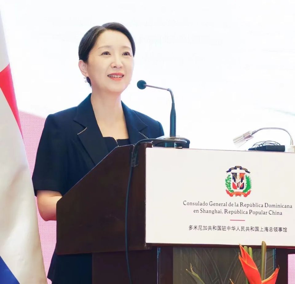 外交部领事司司长吴玺,上海市政府副秘书长章雄以及多驻华大使