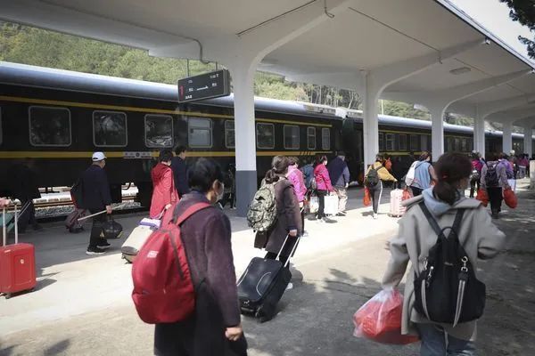 泡面瓜子花生饮料……坐火车去北京看奥运会,回来的时候下午上车,晚上