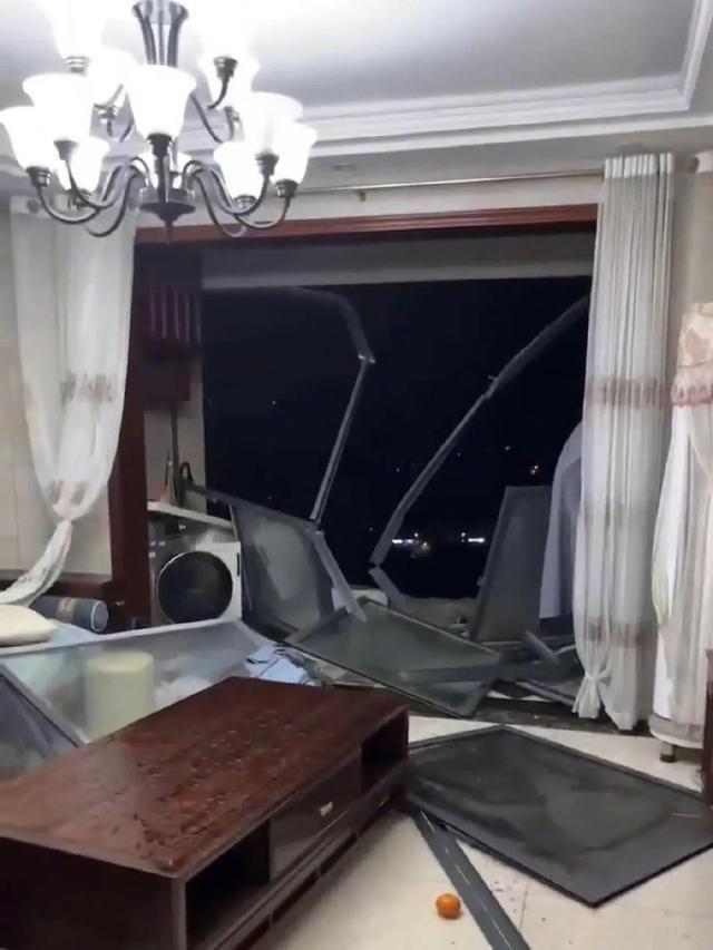"南昌强风吹翻窗户致人坠亡",损毁门窗或为业主自行安装;业内专家