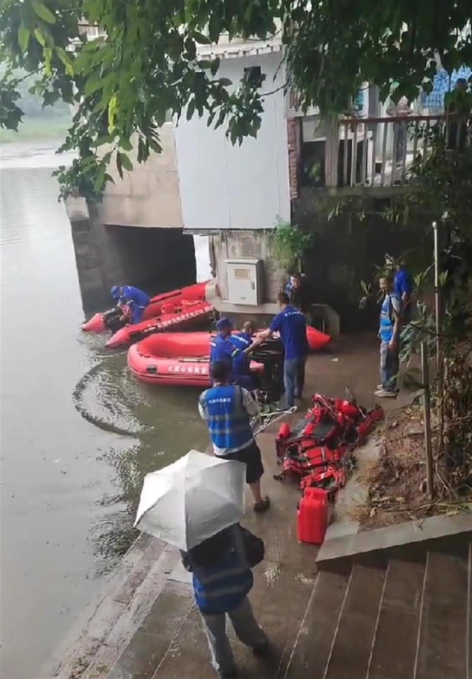 视频发布者配文称:大英县永逸广场附近,有人溺水了