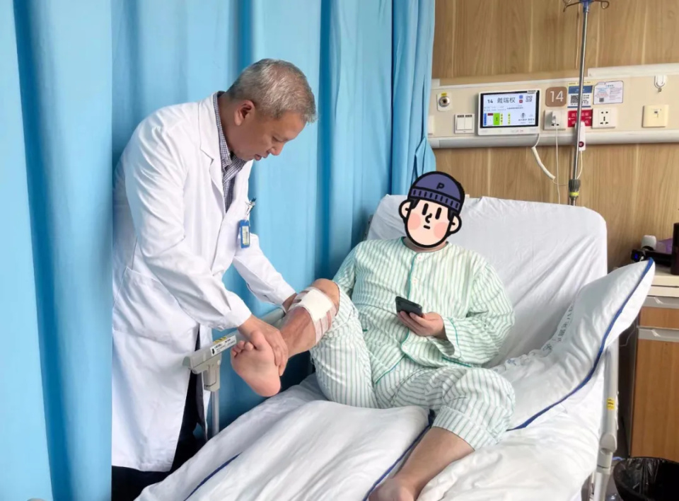 "花甲之年的王一民两鬓的白发已经盖不住了,他拍了拍阿希的肚子,"别喝