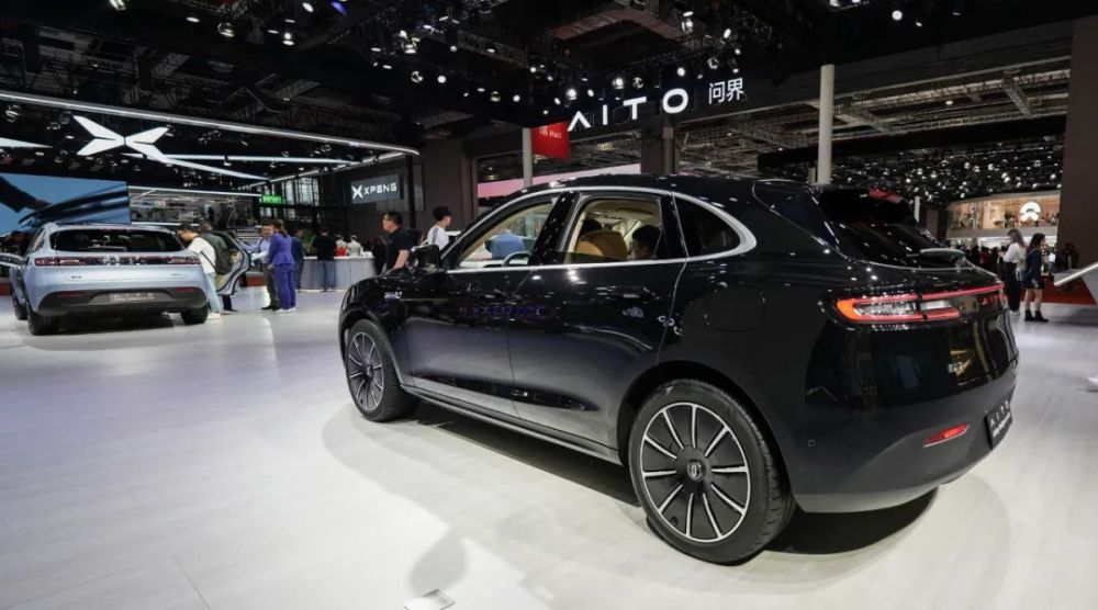 问界m5智驾版亮相上海车展搭载huaweiads20高阶智能驾驶系统