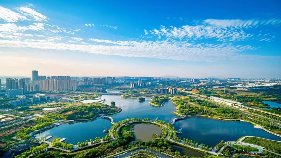 地块紧邻狮山博爱湖,平日里下楼即可沿环湖路漫步,运动,骑行等,景观一