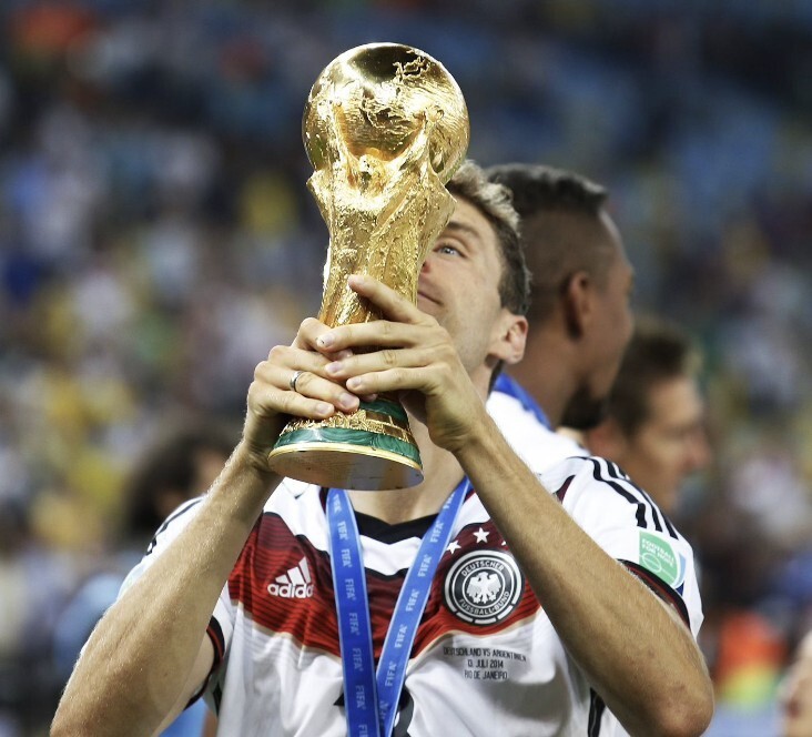 穆勒晒10年前捧杯照,配文:我生命中最美好的时刻之一