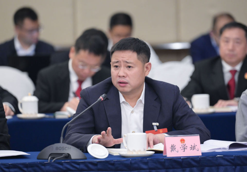 图为戴学斌代表在发言.(人民视觉/供图)"法不能向不法让步.