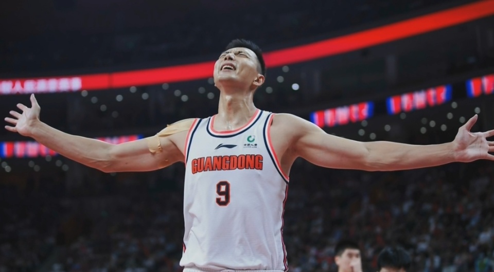广东男篮正式退役易建联9号球衣_腾讯新闻