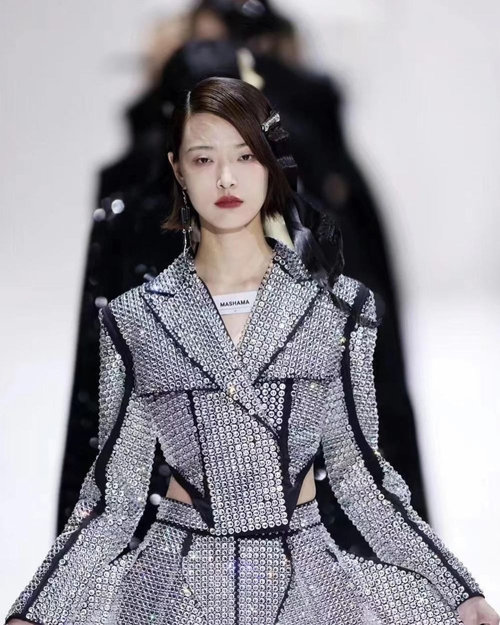 霸主"在美女如云的时尚圈里游天翼是非常有辨识度的存在这个苗条修长