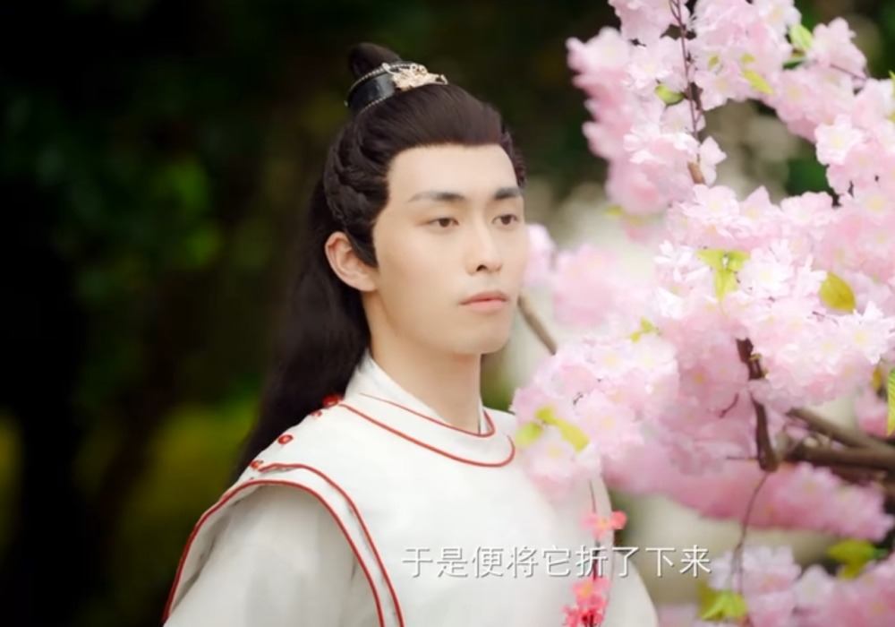 她先是误打误撞,帮助慕珩抢夺南宫奕手中的《仙人叹》乐谱,再是对慕珩