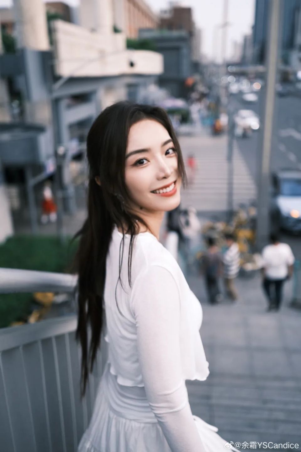 【lpl老婆】余霜来到四川大学,青春洋溢好像女大学生