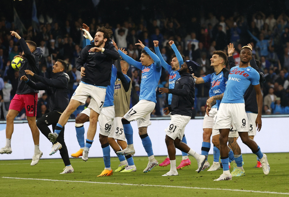 5月21日,那不勒斯队球员庆祝球队获胜.