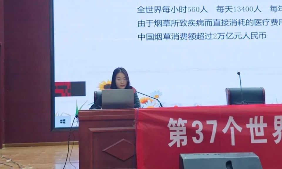 活动现场,平原县疾控中心健教科杨雯雯通过讲解ppt的形式向学生们宣传