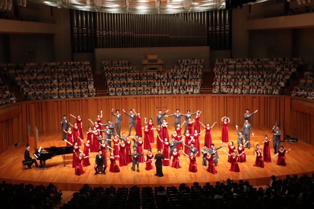 手捧鲜花站在观众身旁唱这个中学生合唱团玩出新花样