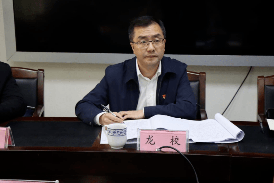 据公开简历显示,龙校生于1976年10月,广西东兰人,中共党员,广西大学商