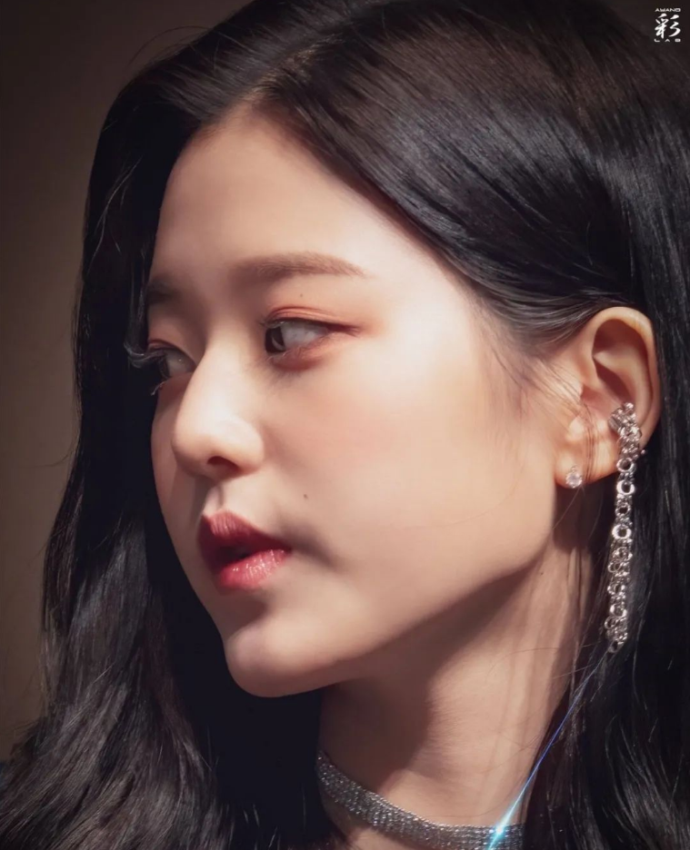 扒完几百张照片,才知道张元英偷偷缩掉了半张脸?_腾讯新闻