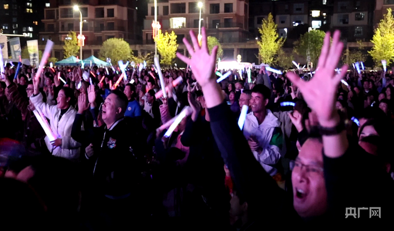 永州冷水滩：千余名球迷齐聚第二观赛现场为湘超联赛激情助阵