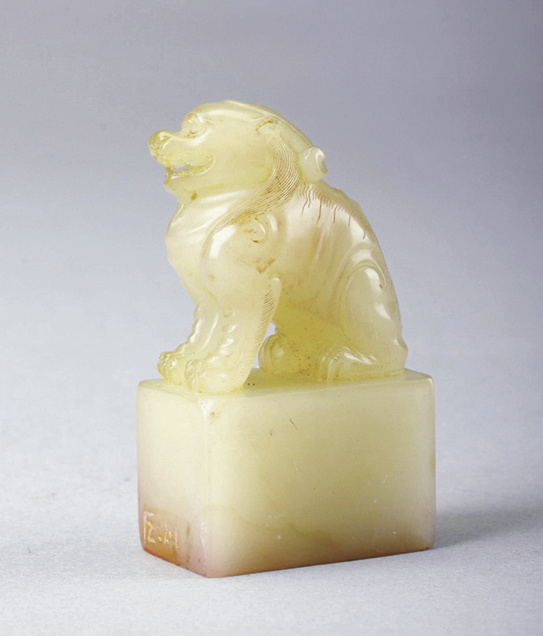 鸡血石是昌化石的一种,出自浙江临安康山岭玉岩山一带,因为石中含红色