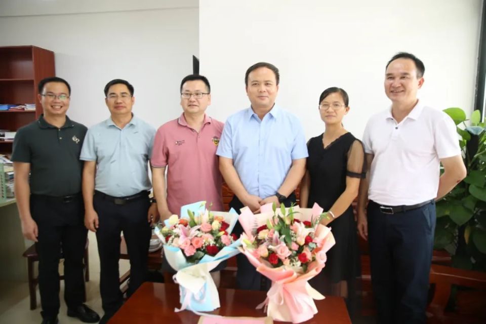 宁明县四家班子领导开展教师节慰问活动