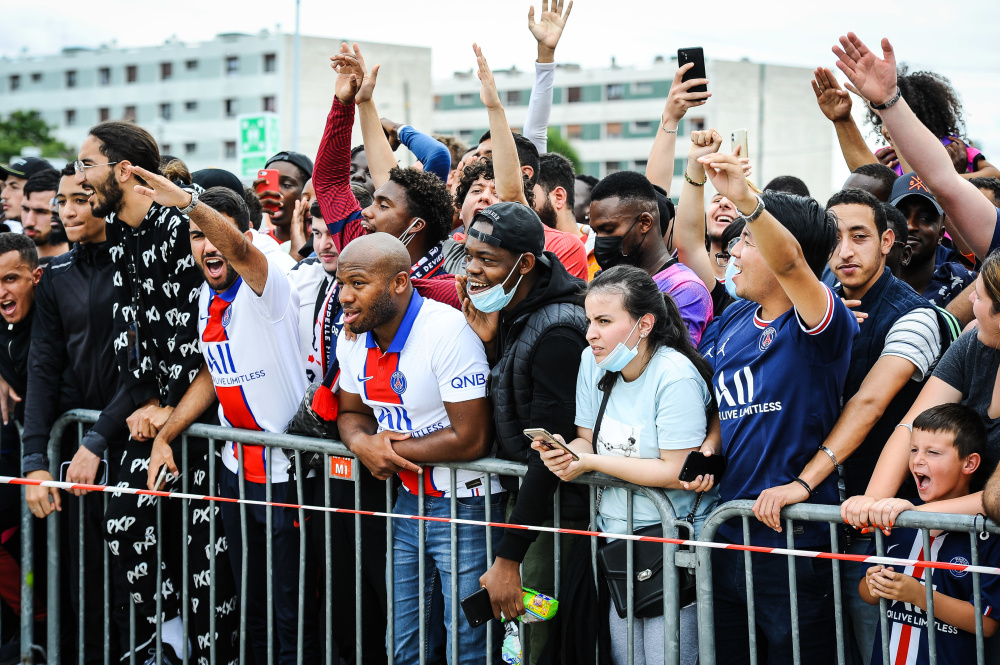 大巴黎球迷再嘘梅西,球王专访被算计,为欧冠出局背锅