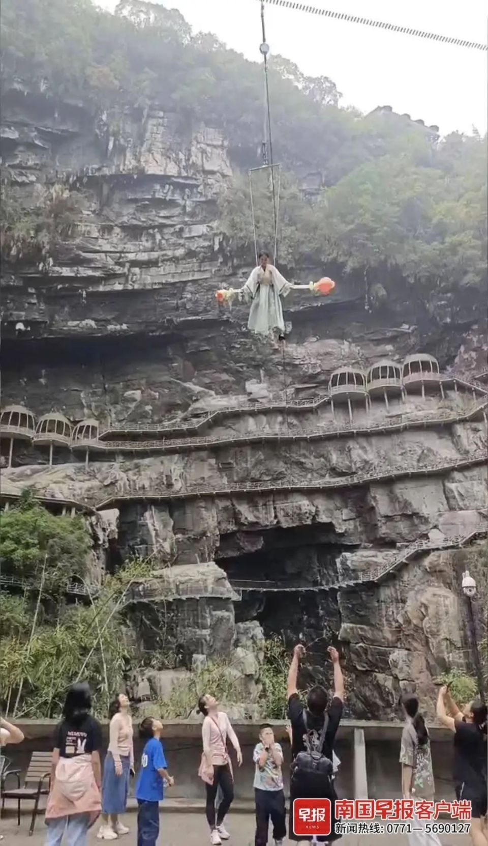 罗城棉花天坑旅游度假区,"仙女"舞姿翩翩.